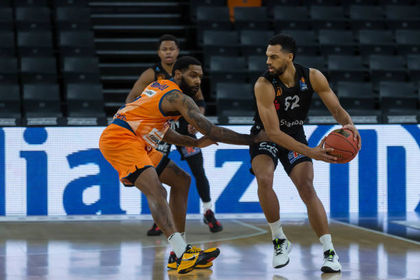 其他队员更 其他队员更